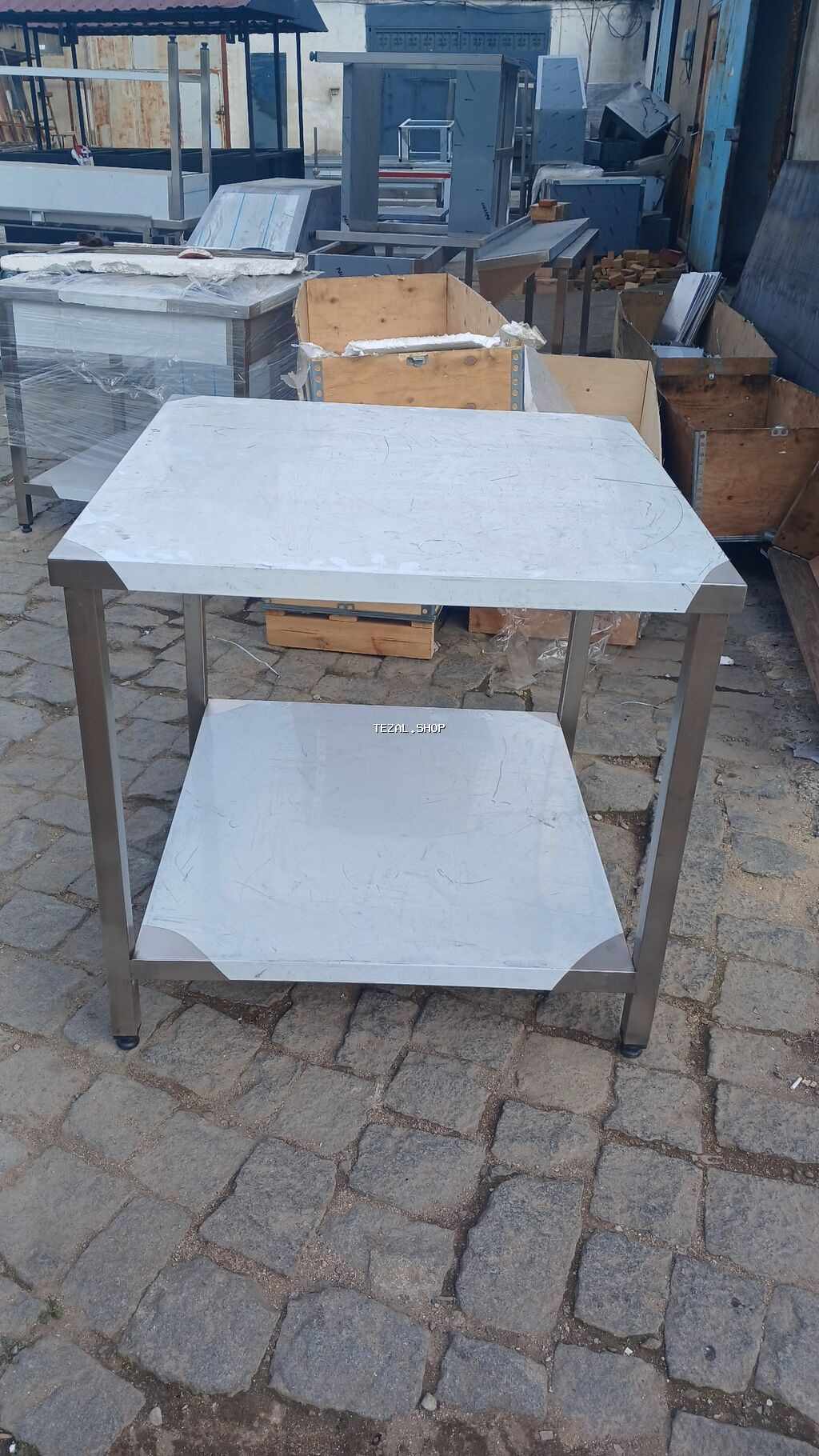 Məhsul: Paslanmayan poladdan istehsal olunmuş peşəkar mətbəx masaları