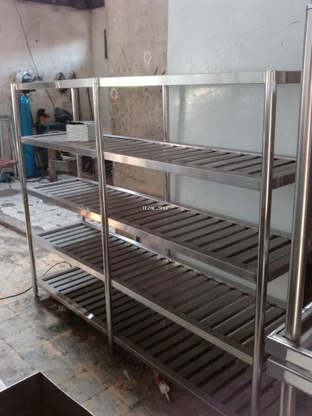 Paslanmayan poladdan rəflər – peşəkar mətbəx, anbar, laboratoriya və