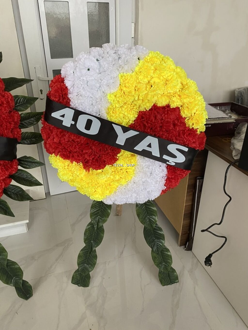 Rəngli süni güllərdən hazırlanmış stendli çələng Ölçüsü