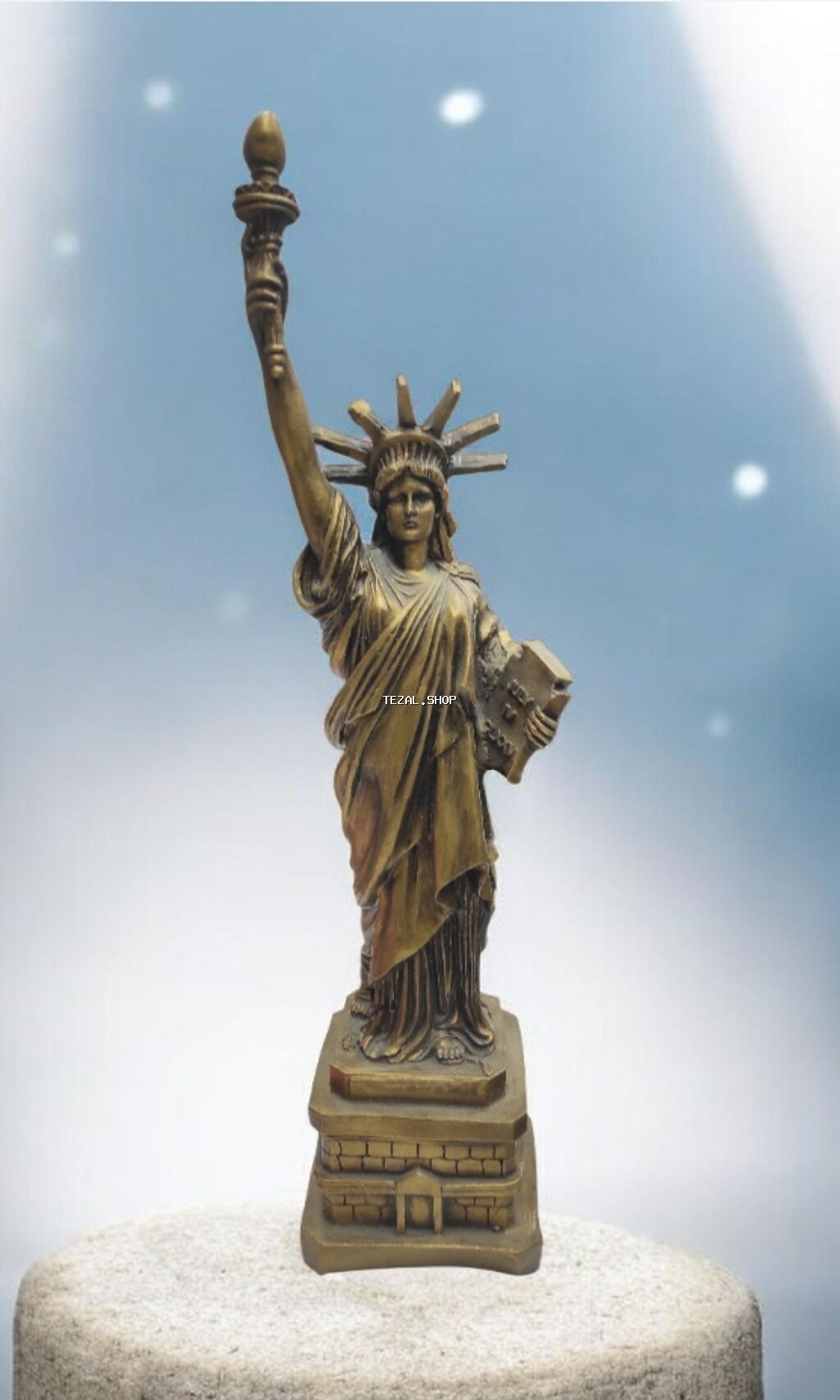 Sağ əlindəki məşəl — dünyanı işıqlandıran bilik və azadlıq işığıdır