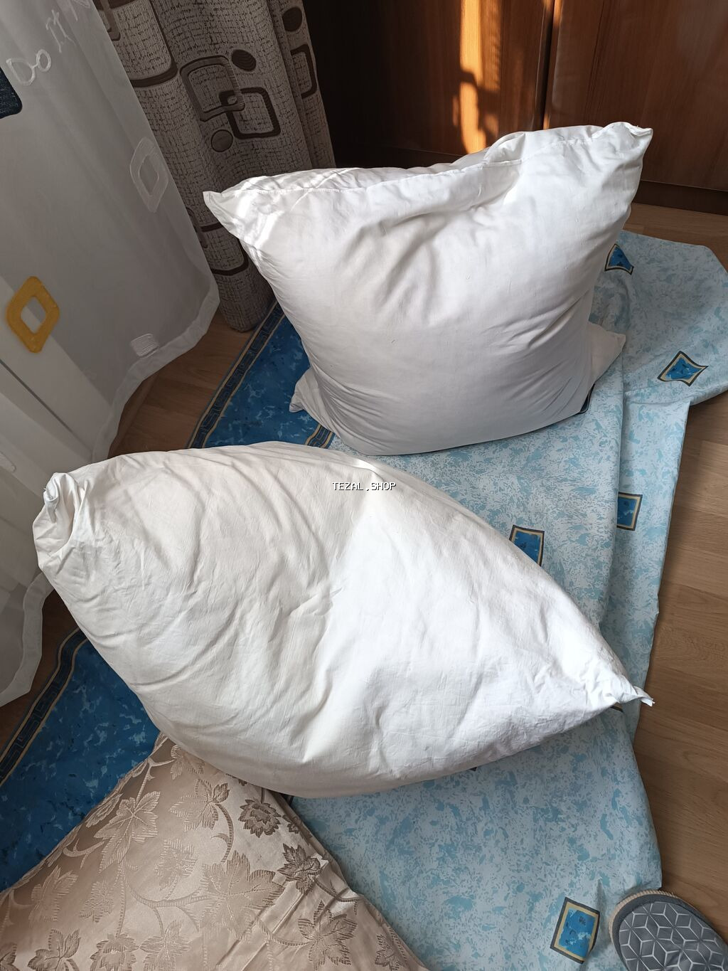 Yuxu üçün tük yastıqlar,70×70,birinin çəkisi 4,5 kq gəlir.Bir