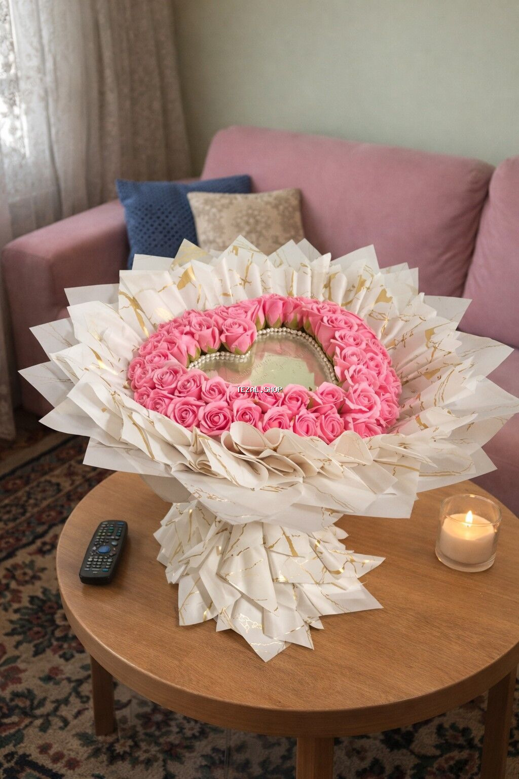 Romantik hədiyyə üçün zərif kompozisiya: ürək formalı güzgü mərkəzli