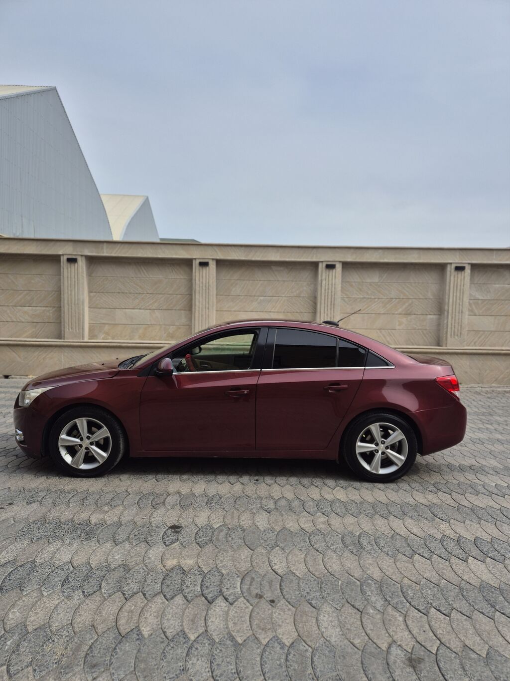 Chevrolet Cruze sedan - Kuzov: 4 qapılı sedan, tünd bordo rəng -