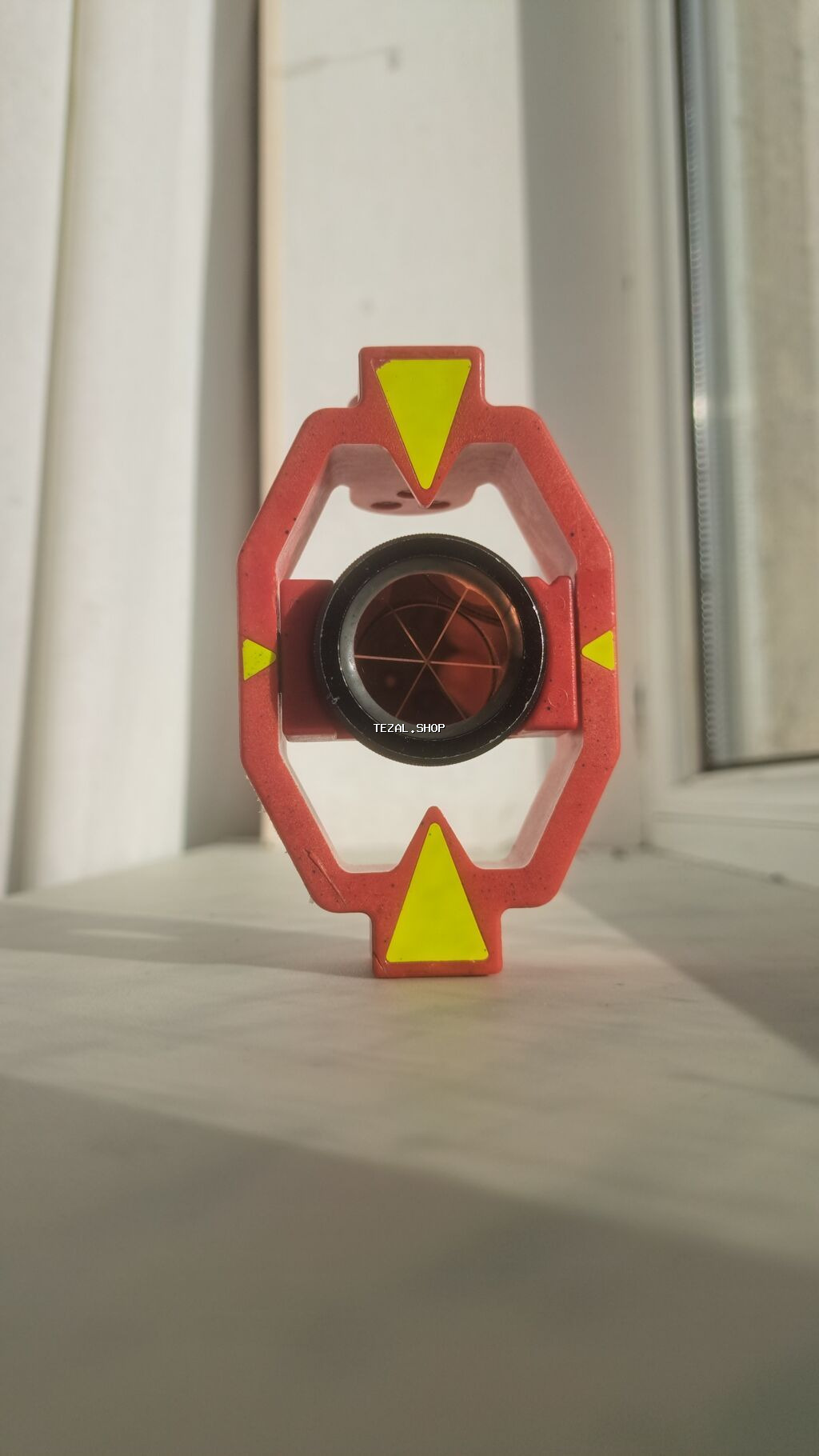 Leica Geosystems GMP111 miniprizma . Prima şüşəsində cırda cızıq