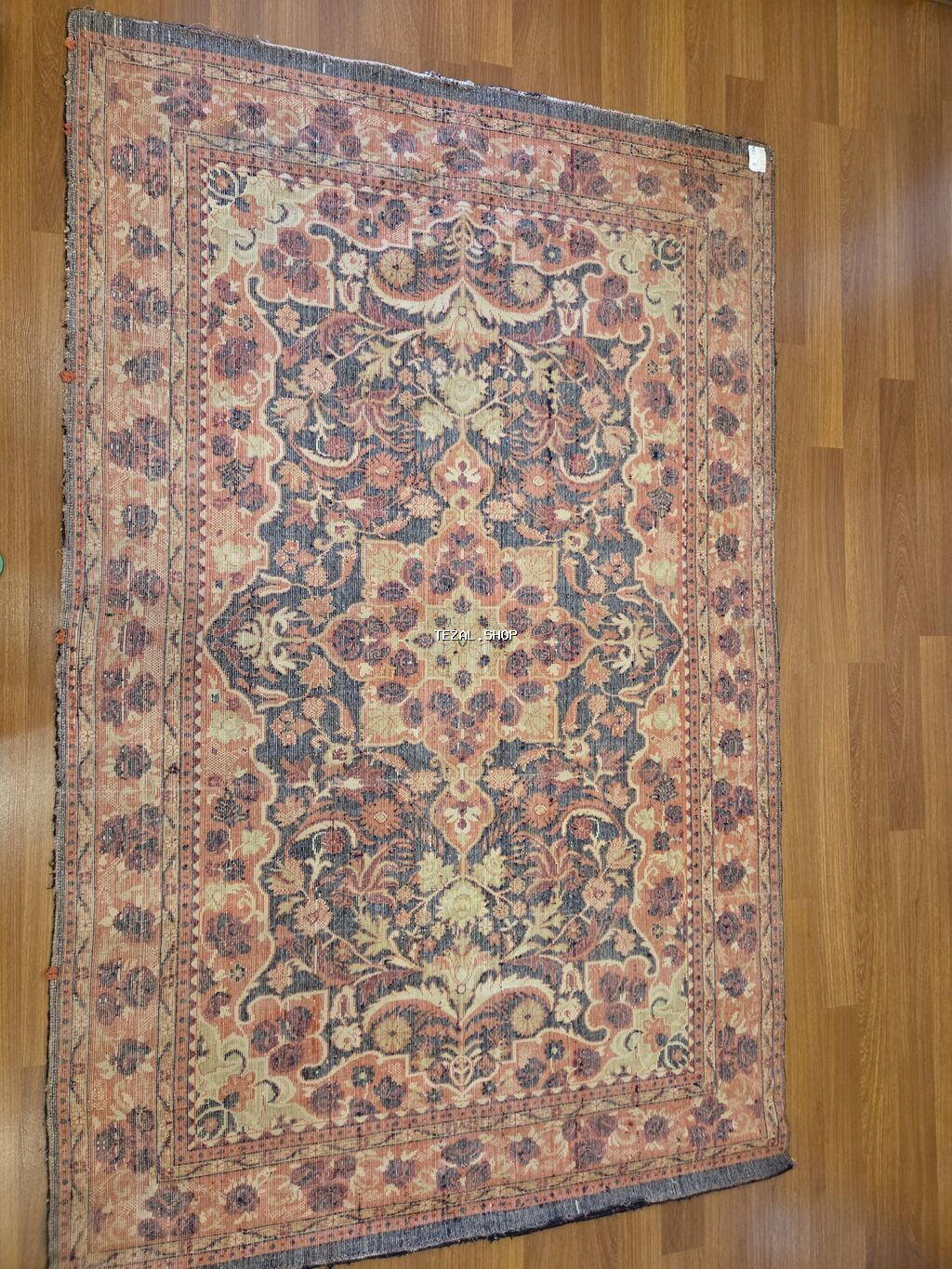 Məhsul:Qədimi naxışlı xalça,100 ilə kimi yaşi var. Təsvir:2