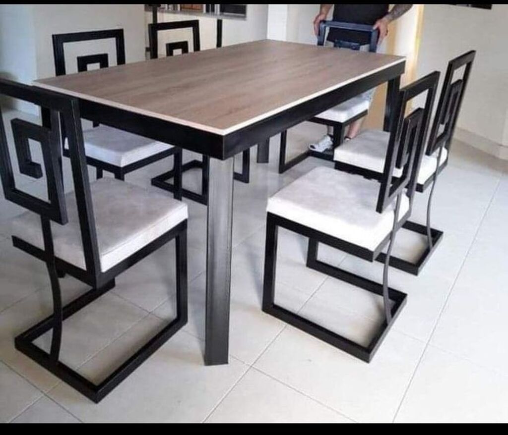 H&amp;H Doors masaların sifarişle yığılması