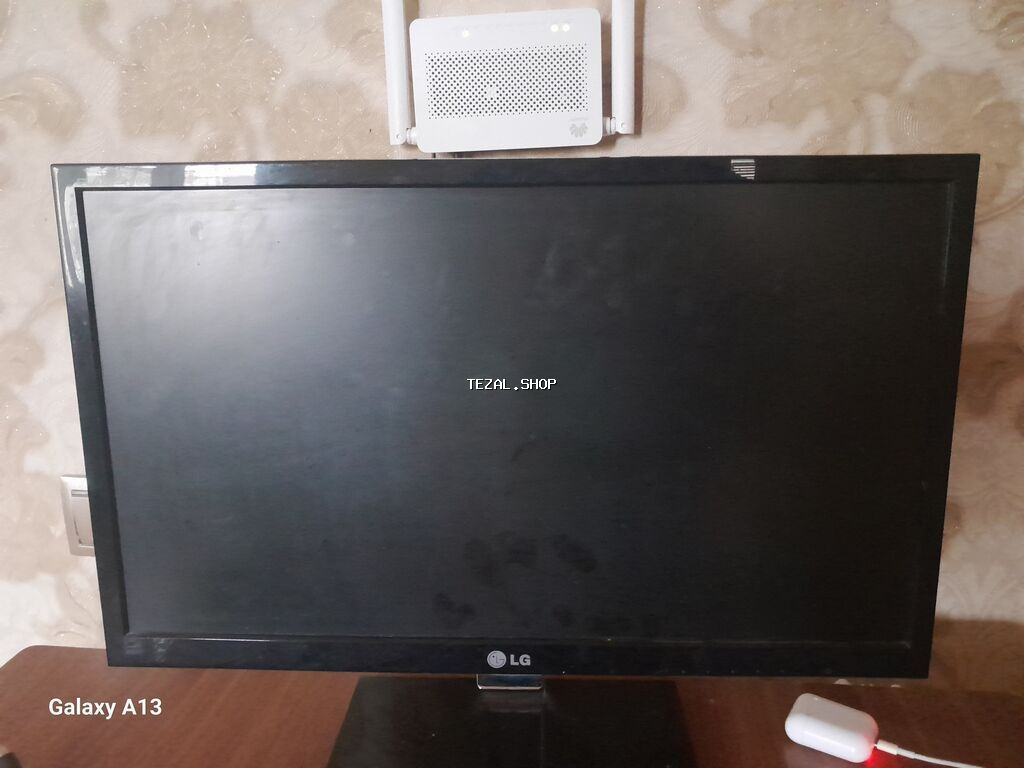 LG monitor - Ekran ölçüsü: təxminən 22–24 düym (geniş ekran) - Panel