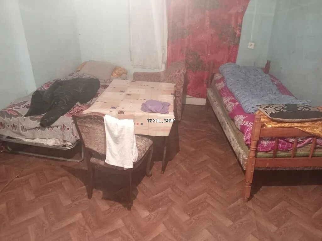 Kirayə üçün sadə 1 otaqlı mənzil/otaq. Xüsusiyyətlər: - 2 ayrı tək