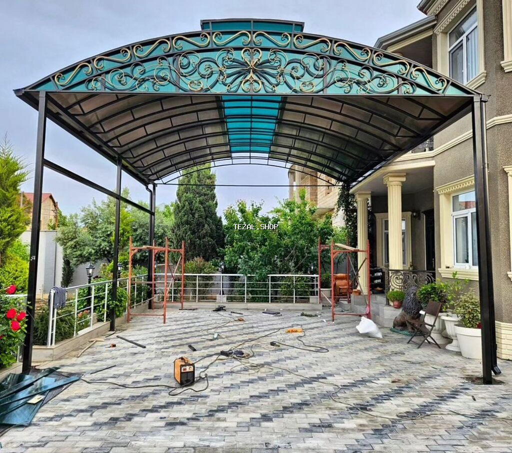 Metal konstruksiya ilə qapalı dayanacaq və həyət üçün naves/başlıq