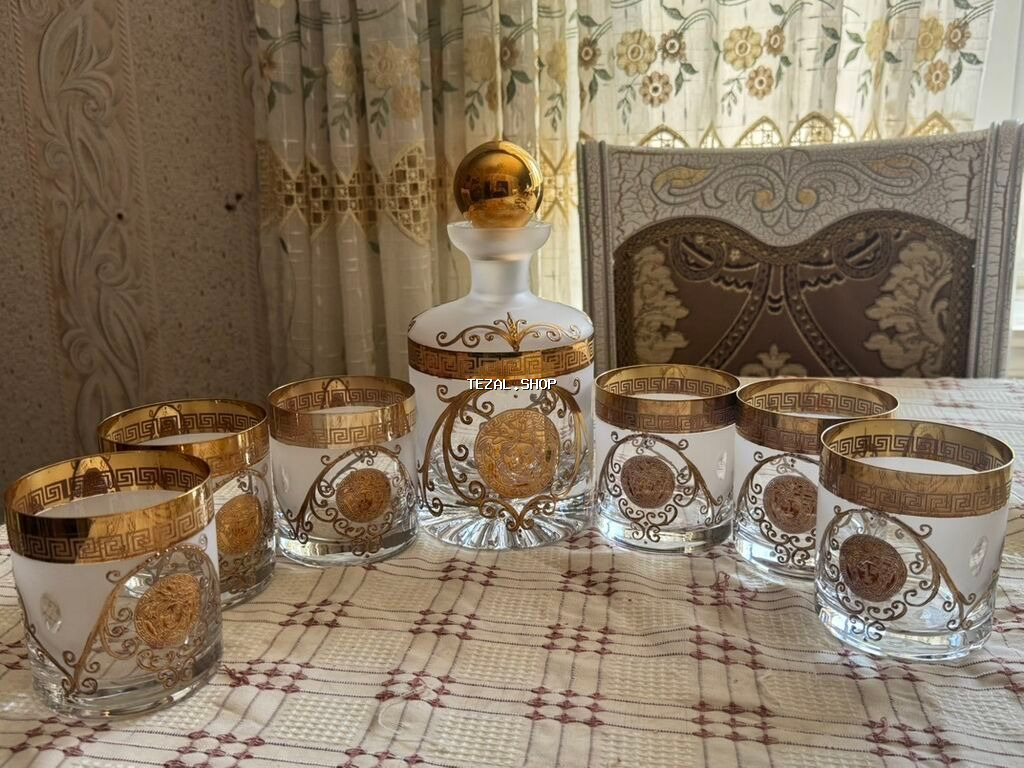 (viski qabi dest) Bu dəstə şüşə materialdan hazırlanmış bir dekanter