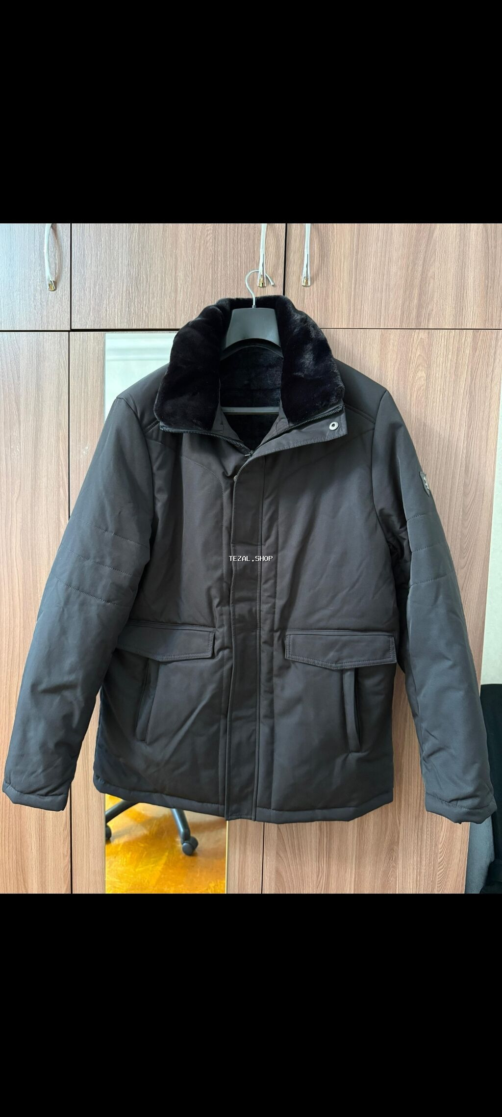 Kişi qış gödəkçəsi –qara rəng. - Hündür, yumşaq kürklü yaxalıq boynu