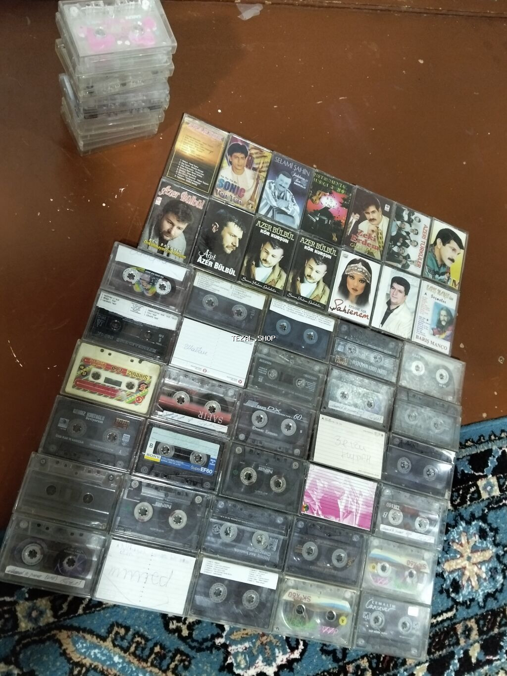 Kaset kolleksiyası – müxtəlif musiqi albomları və boş yazmalı kasetlər