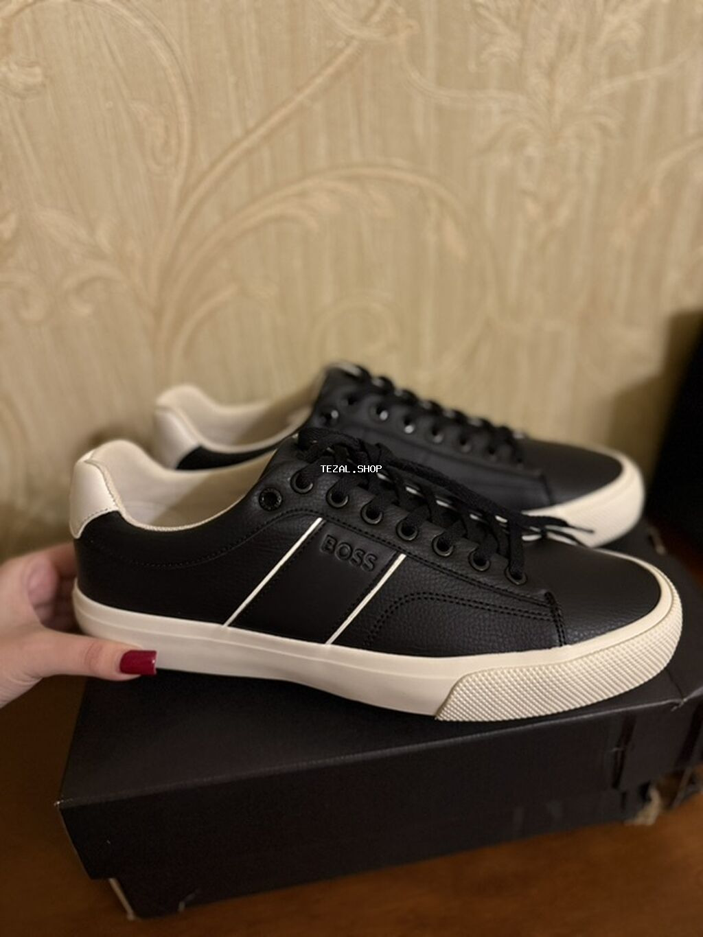 BOSS kişi krosovkası – klassik qara-ağ dizayn - Model: Aşağı