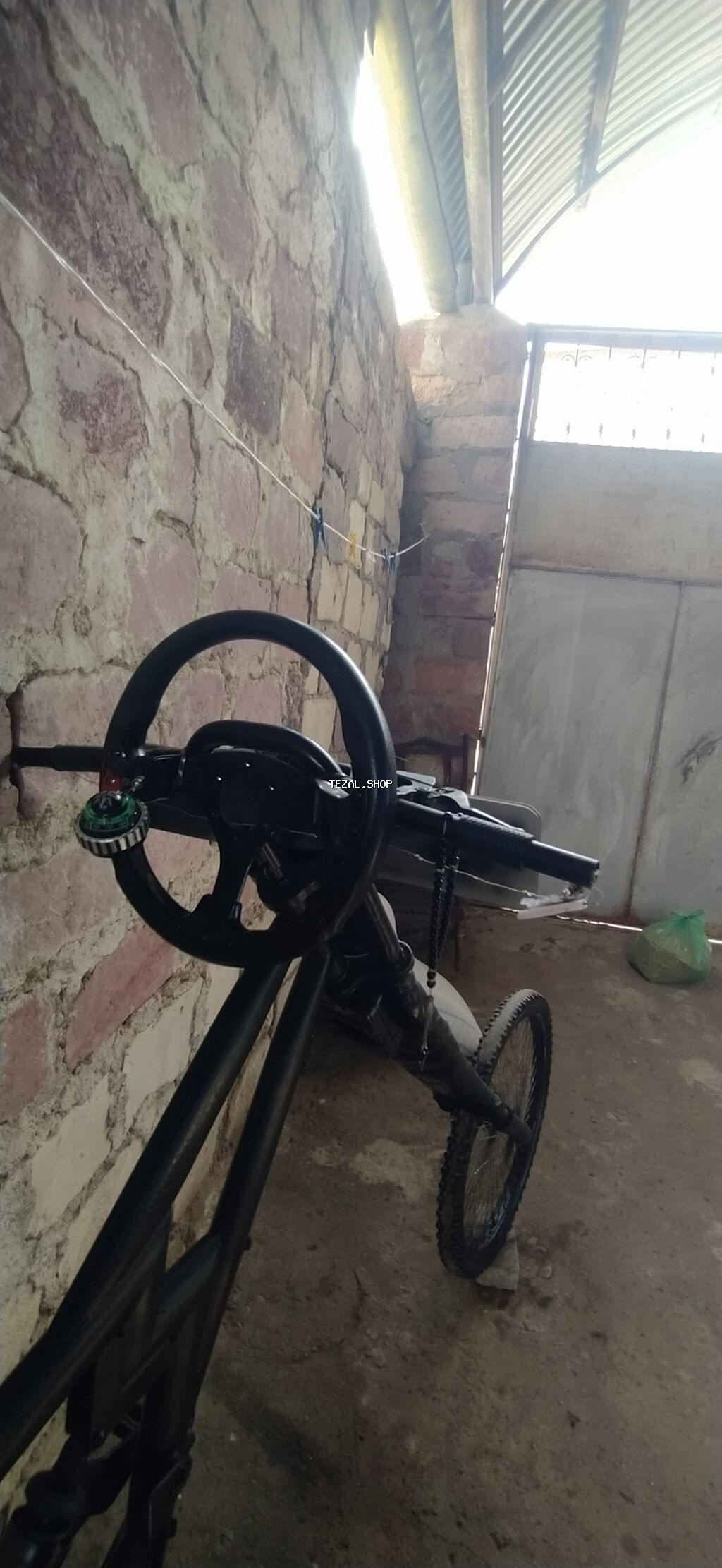 Ön təkəri böyük, arxa hissəsi xüsusi konstruksiyalı