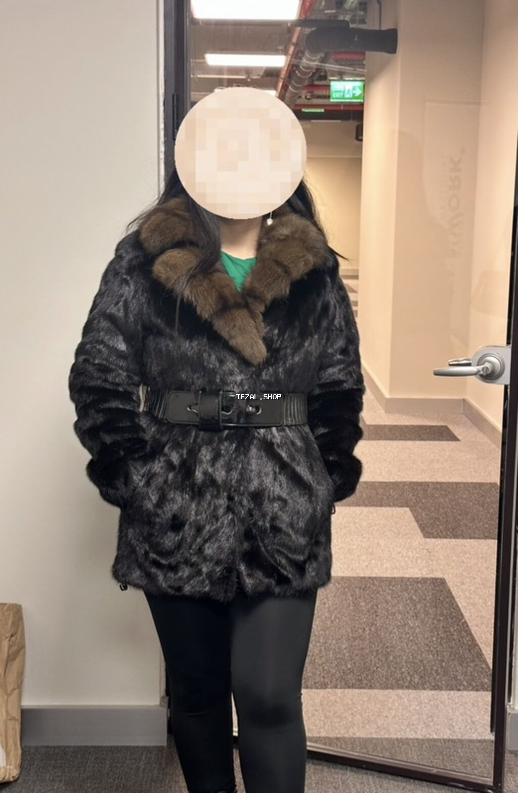 Qadınlar üçün dəbli qısa norka kürk paltar - Rəng: qara (korpus)