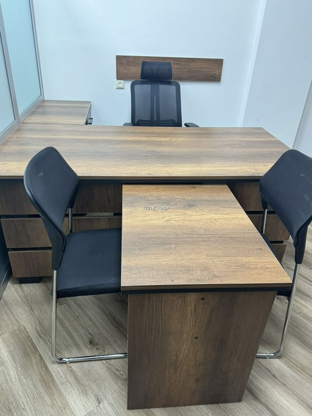 Ofis mebeli və divan çox istifadə olunmayıb təzə kimidir, real alıcıya