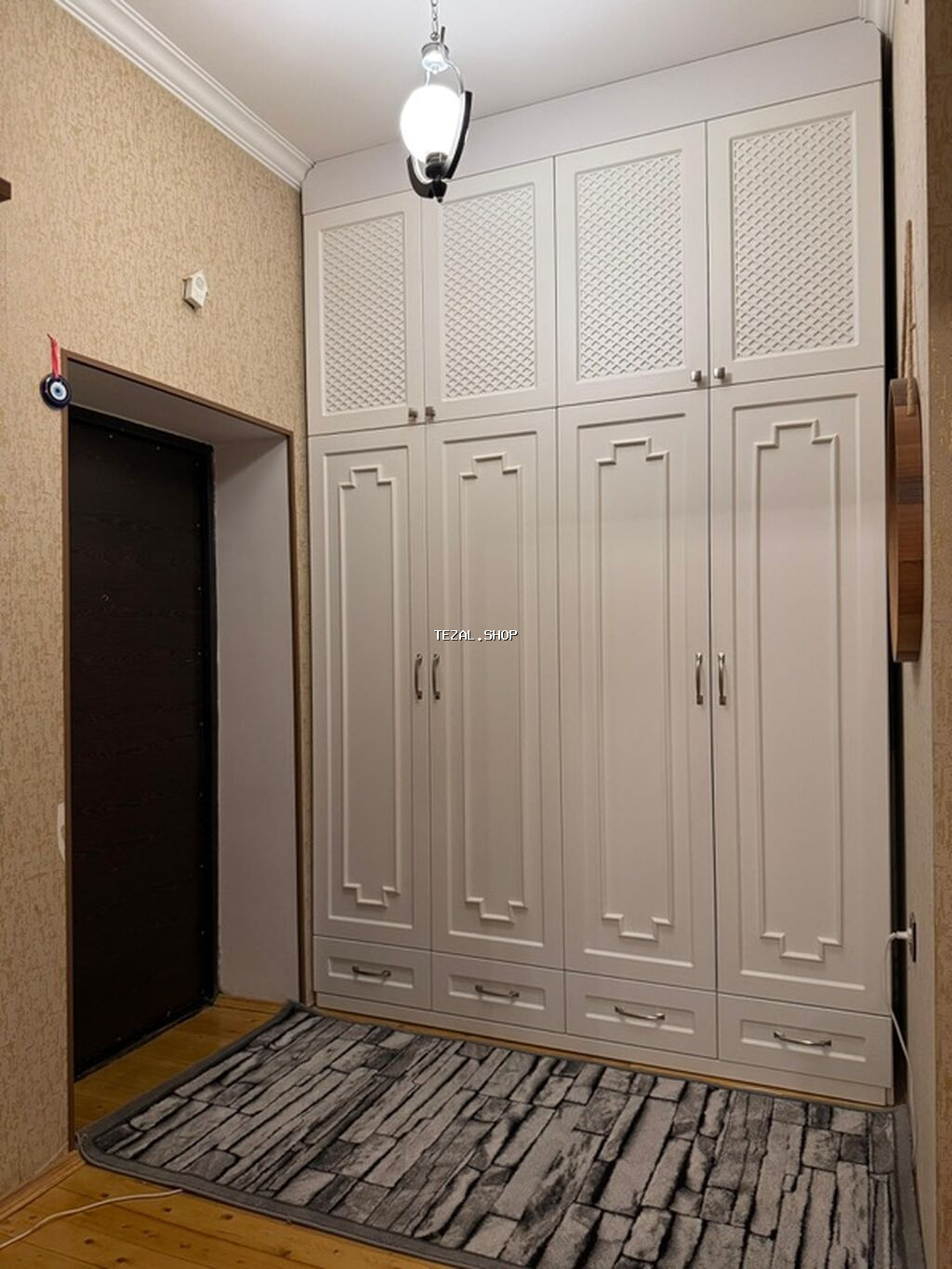 Mənzildə geniş dəhliz və işıqlı otaqlarla rahat planlaşdırma. -