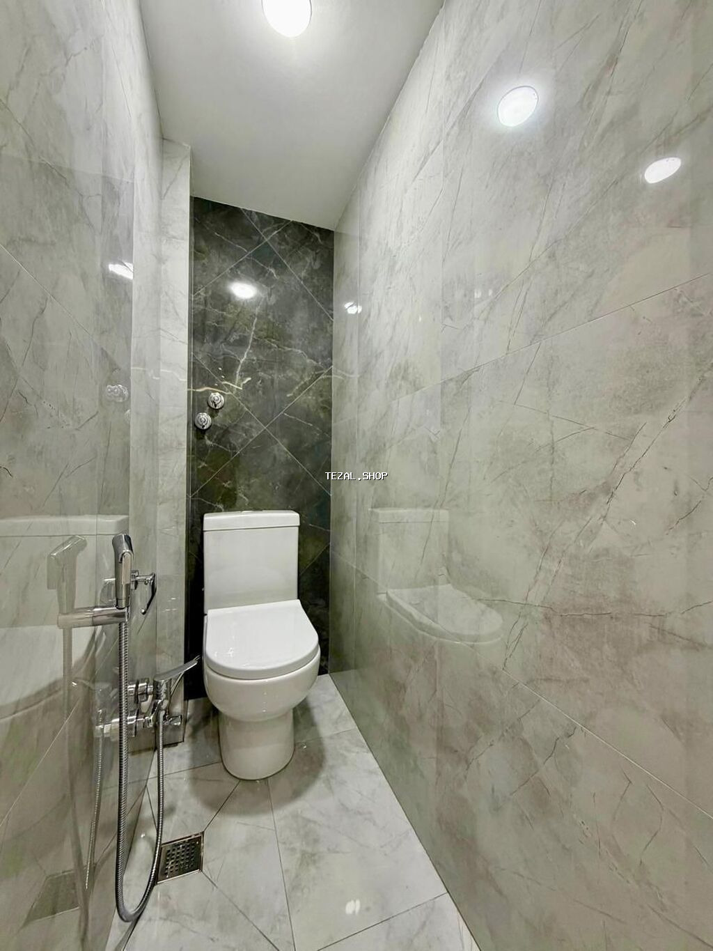 Mənzildə müasir dizaynlı tam təmirli daxili məkanlar - Geniş dəhliz