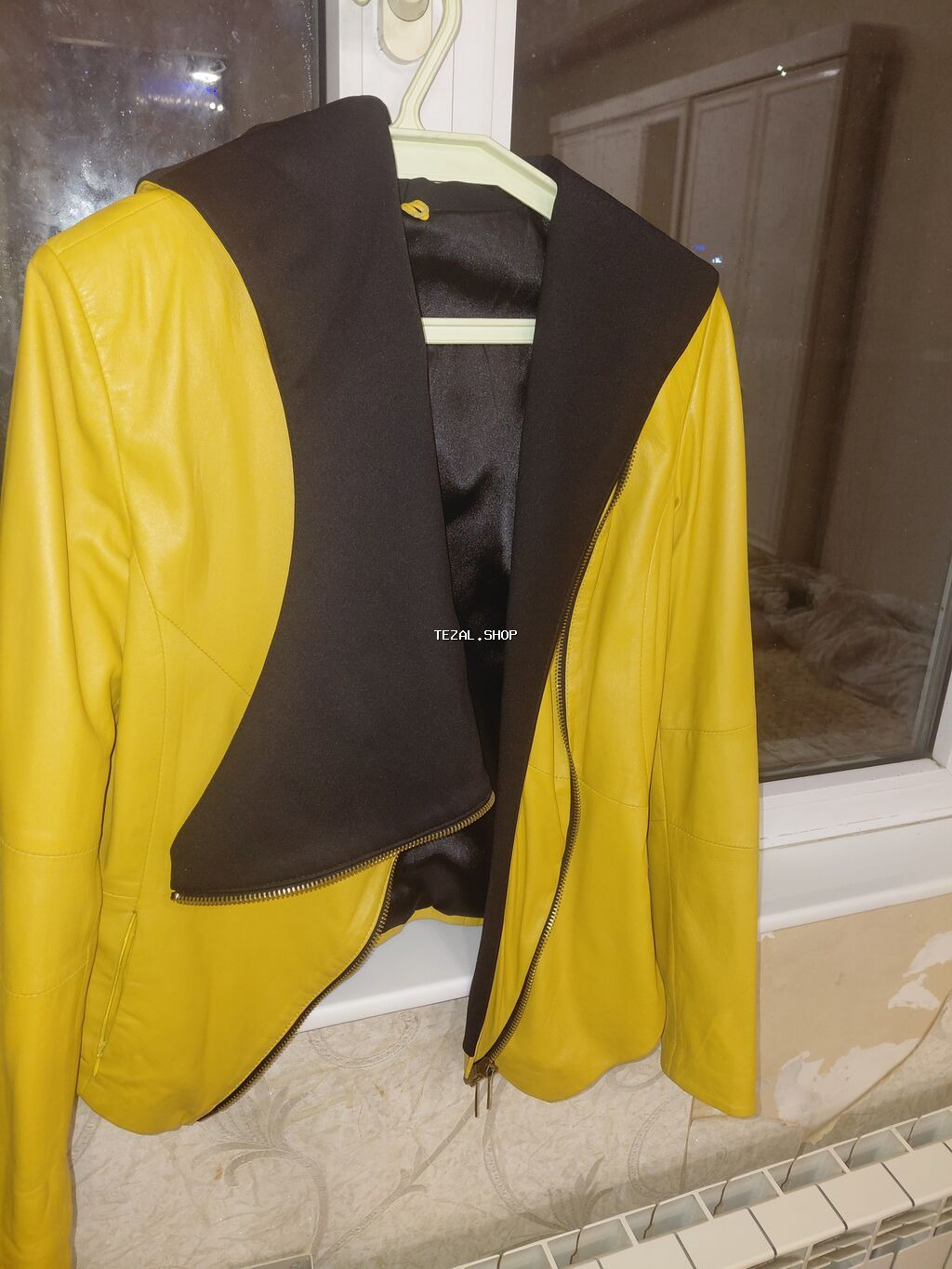 Qadın üçün dəri görünümlü gödəkçə – sarı rəngdə, kontrast qara geniş