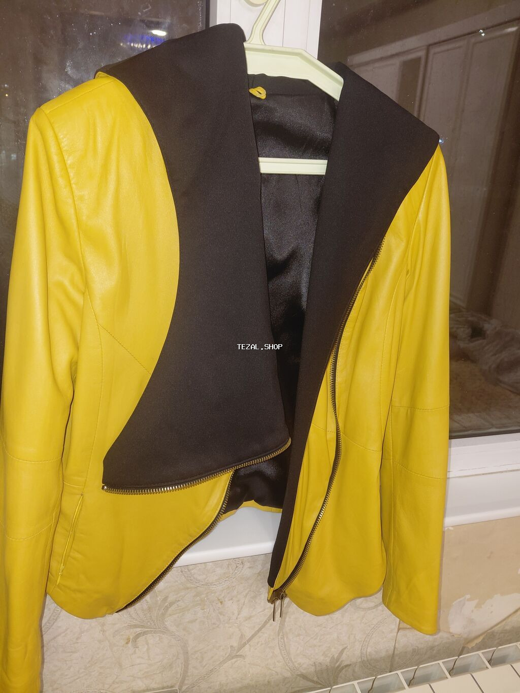 Qadın üçün dəri görünümlü gödəkçə – sarı rəngdə, kontrast qara geniş - şəkil 2