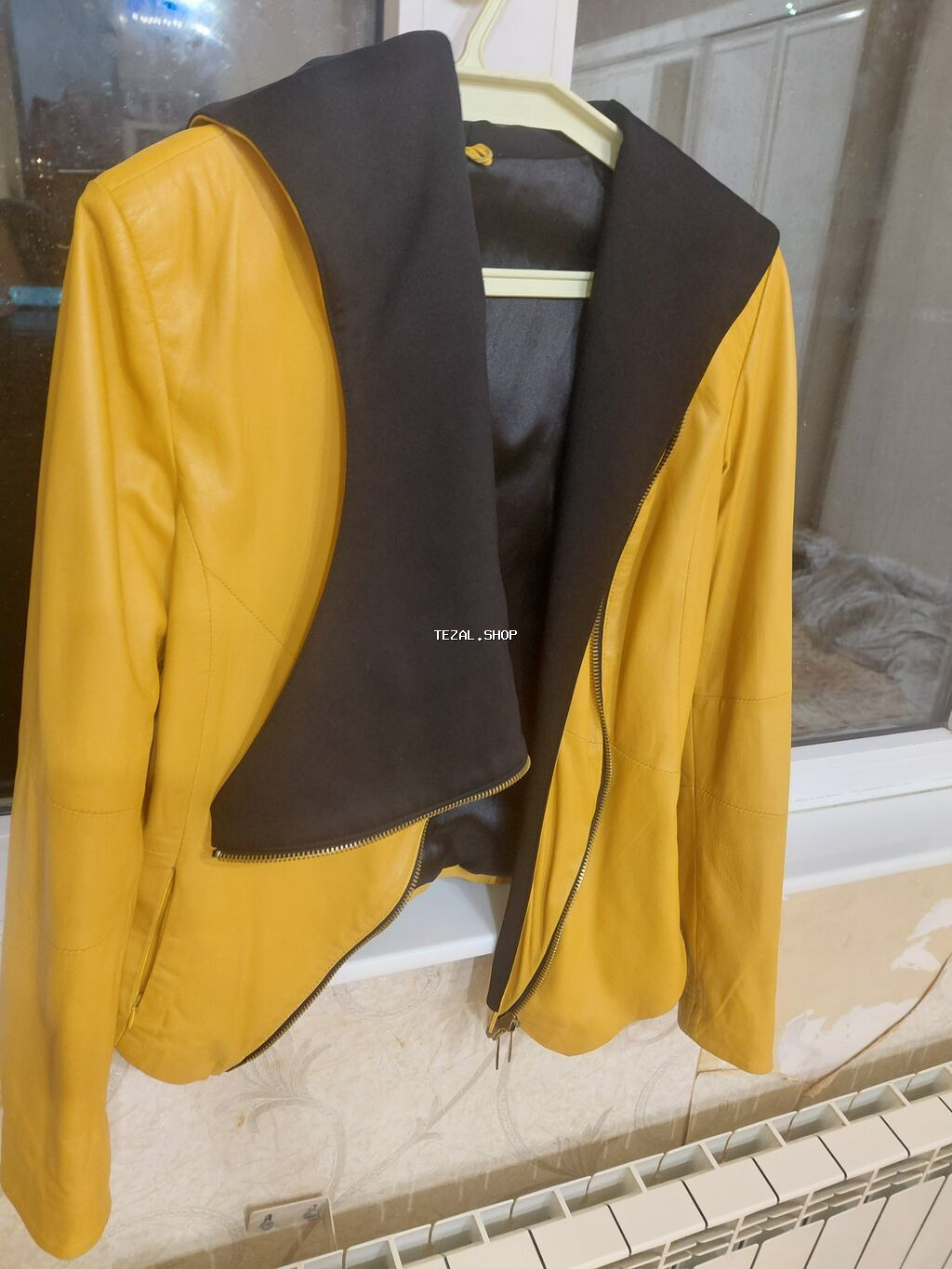 Qadın üçün dəri görünümlü gödəkçə – sarı rəngdə, kontrast qara geniş - şəkil 3