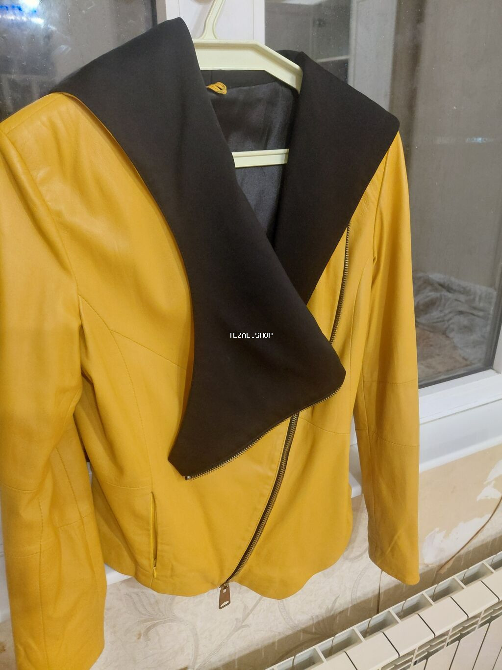 Qadın üçün dəri görünümlü gödəkçə – sarı rəngdə, kontrast qara geniş - şəkil 4