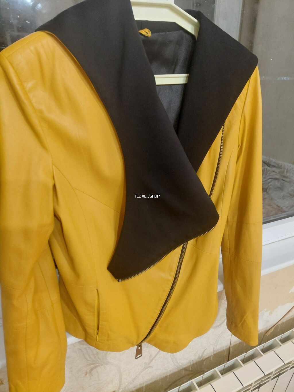 Qadın üçün dəri görünümlü gödəkçə – sarı rəngdə, kontrast qara geniş - şəkil 5