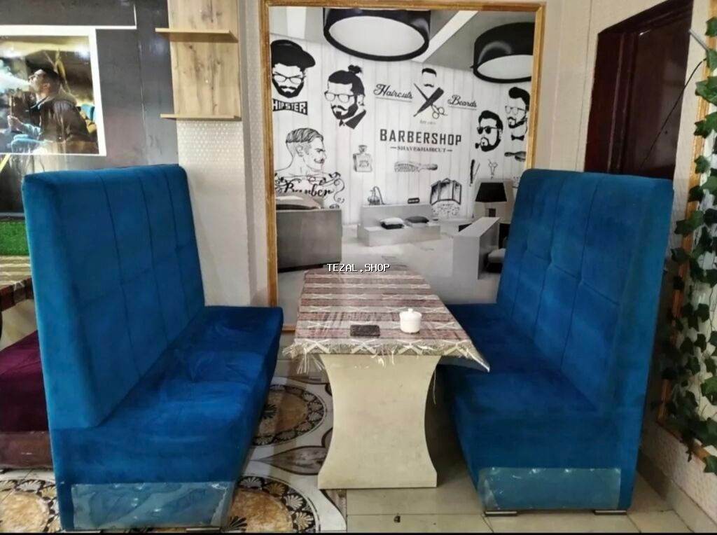 Hər bir dəst yüksək arxa dayaqlı iki uzun divan və səliqəli bir masa