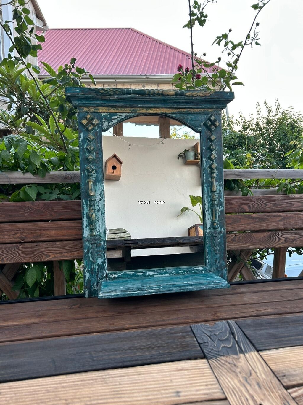 Boho üslubunda rənglənmiş divar üstü güzgü, restoran, kafe və