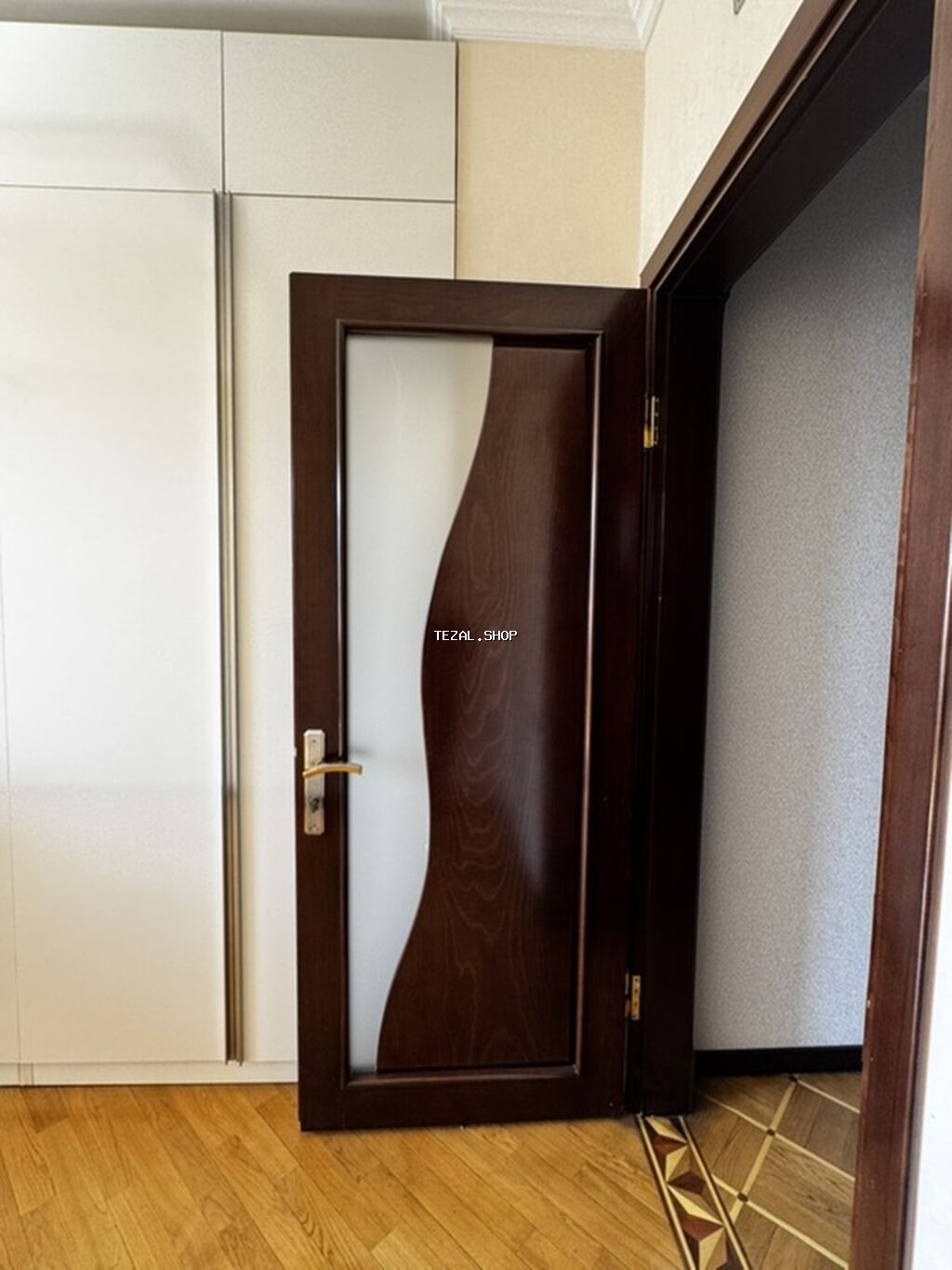 Daxili otaq qapısı – şüşəli, tünd qəhvəyi rəng Bu qapılardan 5 əd var