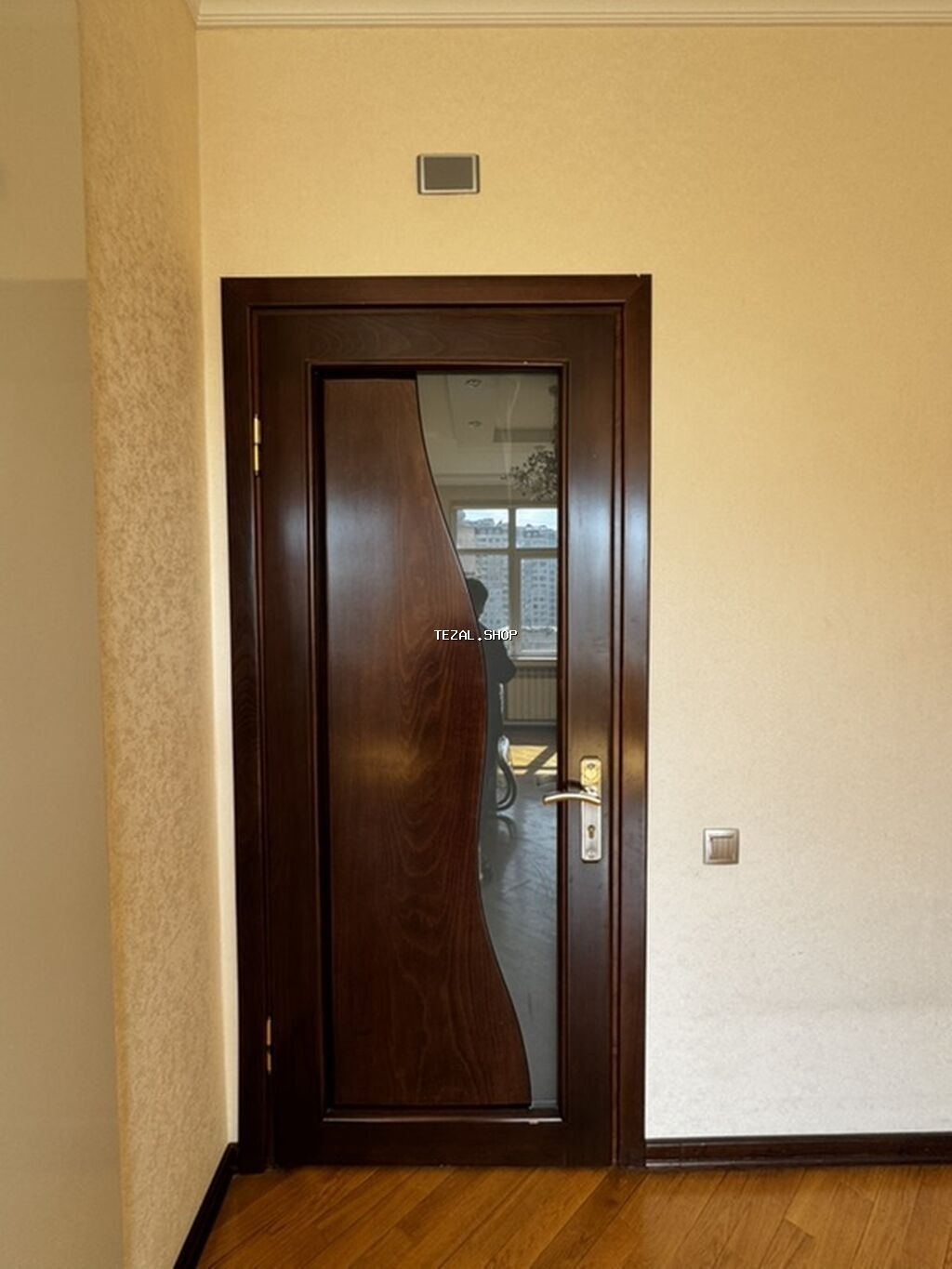 Daxili otaq qapısı – şüşəli, tünd qəhvəyi rəng Bu qapılardan 5 əd var - şəkil 2