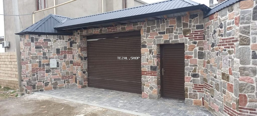 Təbii daş fakturası ilə üzlənmiş, metal konstruksiyalı darvaza və