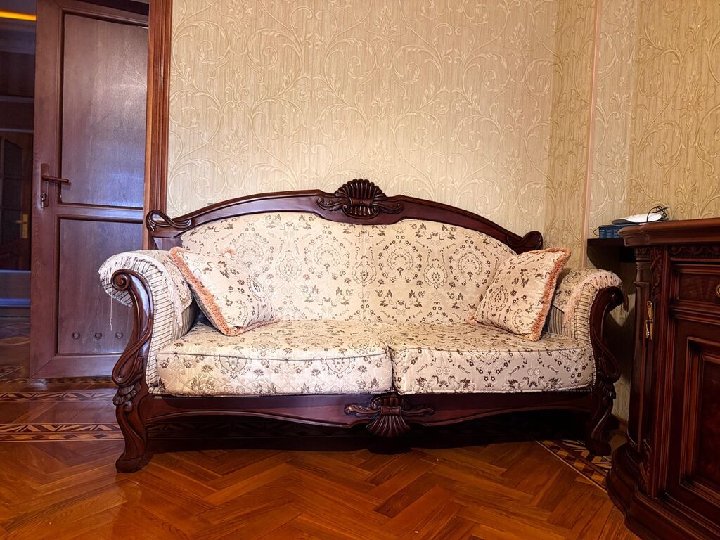 Komod, Divan, Servant, İtaliya