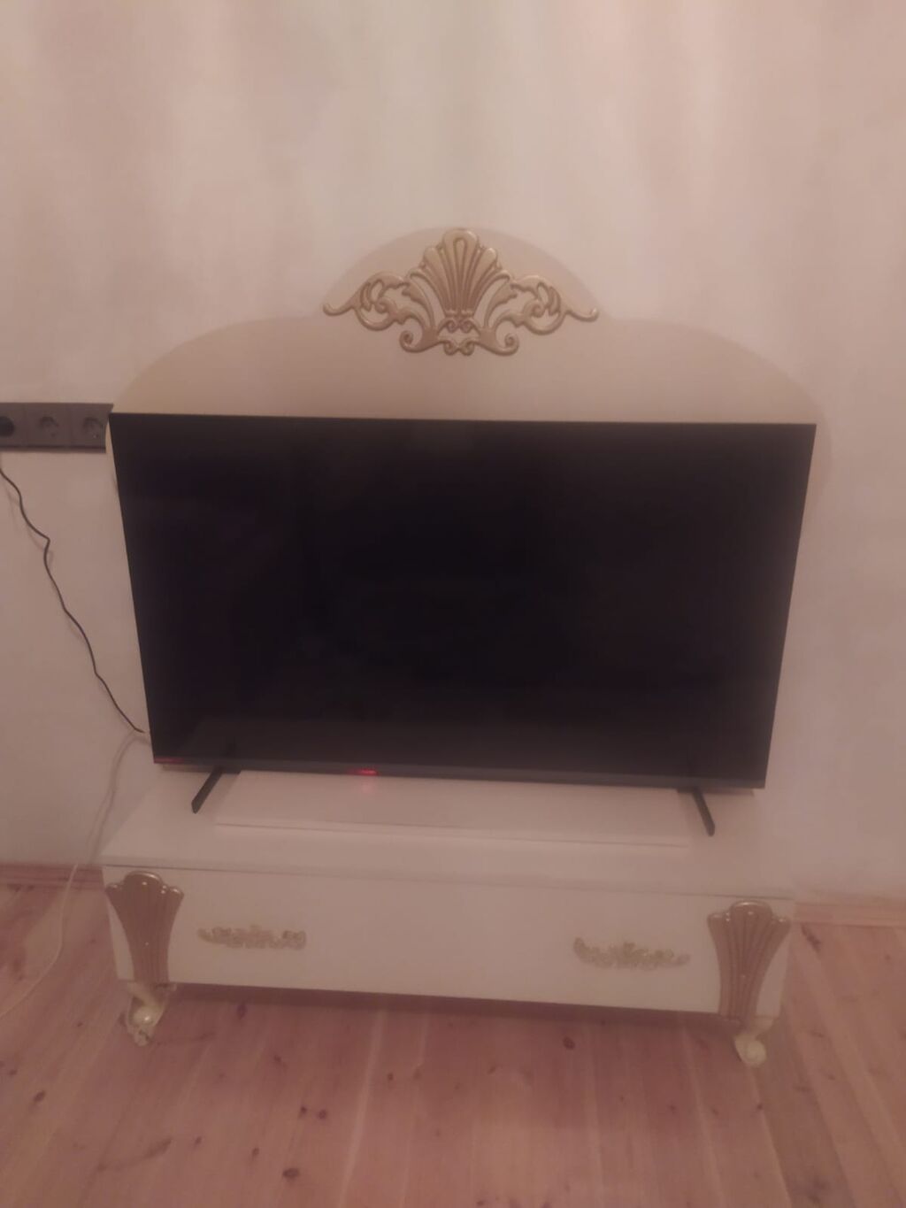 Klassik üslubda qonaq otağı mebel dəsti Tərkibi: - TV stendi: enli