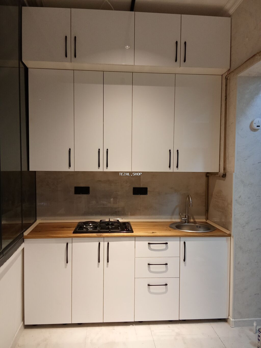 Ağ rəngli, kompakt mətbəx mebeli dəsti - Üst və alt bölmələrdən