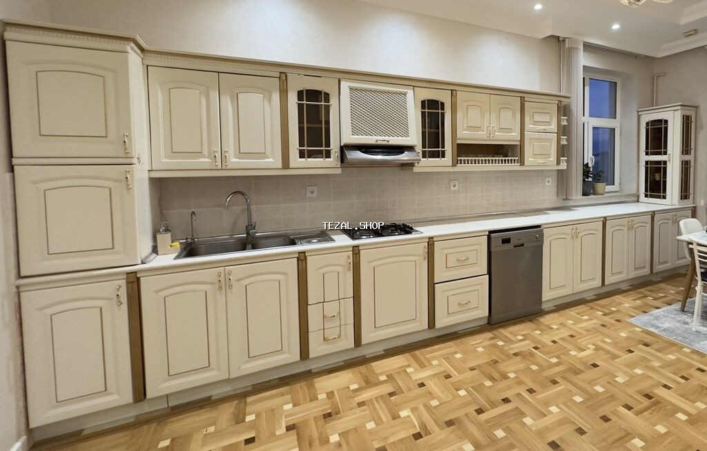 Klassik üslubda mətbəx mebeli dəsti - Rəng: krem və qızılı dekor