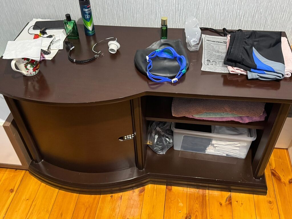 DİQQƏT BU GÜN TƏCİLİ EVDƏN ÇİXMALIDİ.Qonaq otağı üçün şkaf–vitrin və