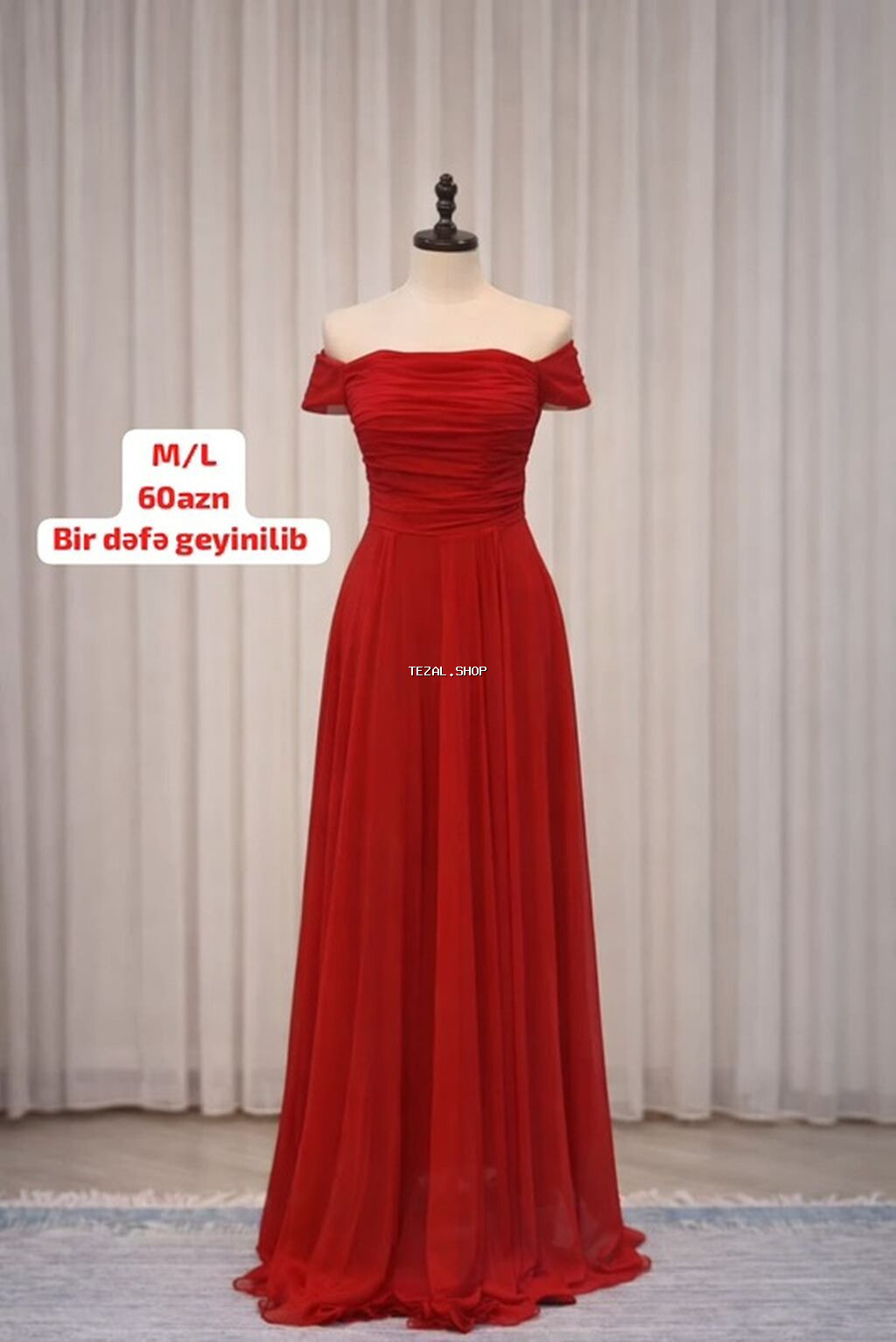 Ziyafət donu qırmızı rəngdədir və zərif off-şoudler dizaynına