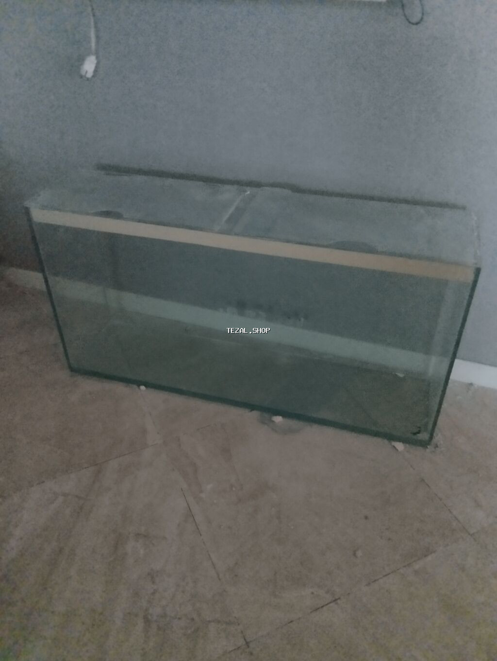 Şüşə akvarium çox baha alinib - Düzbucaqlı forma, şəffaf şüşə gövdə -