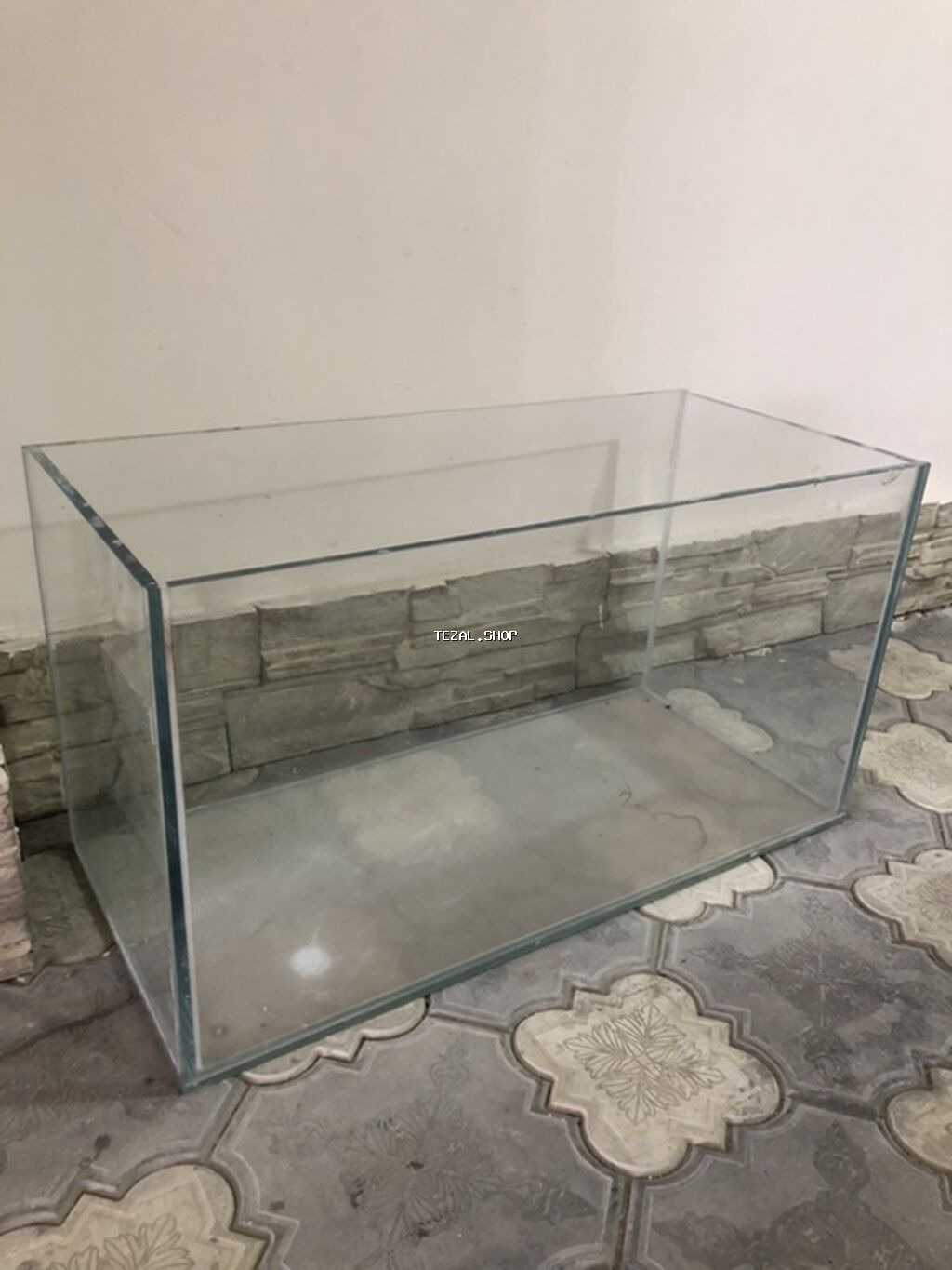 Şüşə akvarium - Material: qalın, şəffaf şüşə (yapışdırma xətləri