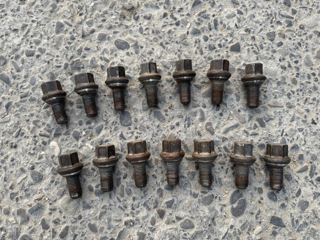 14eded - 19duq boltdu. Tek tek satilsa 1ededi 3manat. Hamsini alan