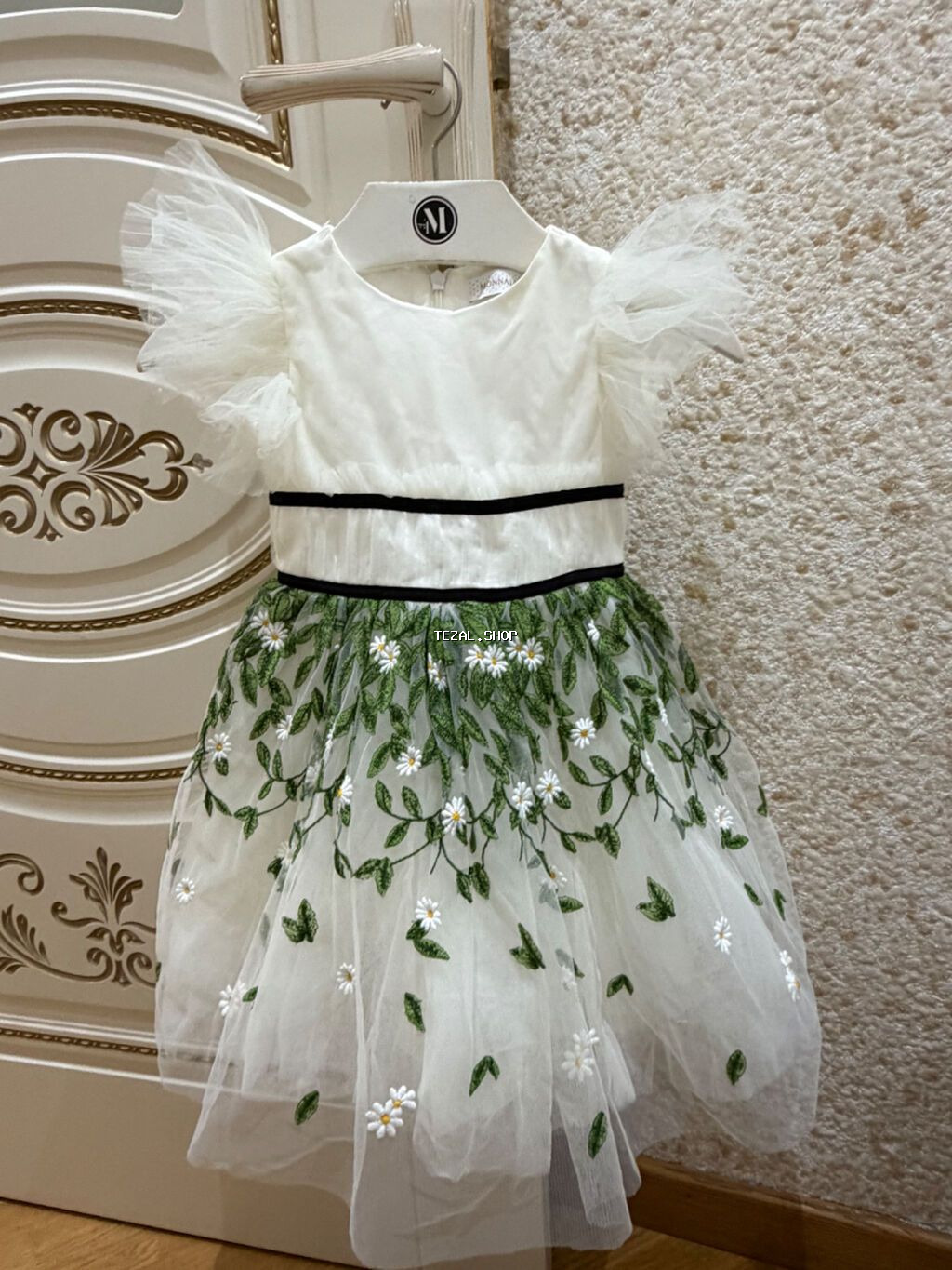 MONNALISA Brendi 600azn-e alinib 70azn satilir 1defe geyinilib