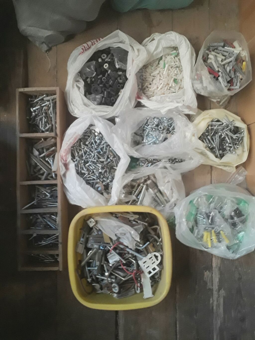 Şurup-probka hamısı bir yerdə satılır. Продаются оптом пробки-шурупы