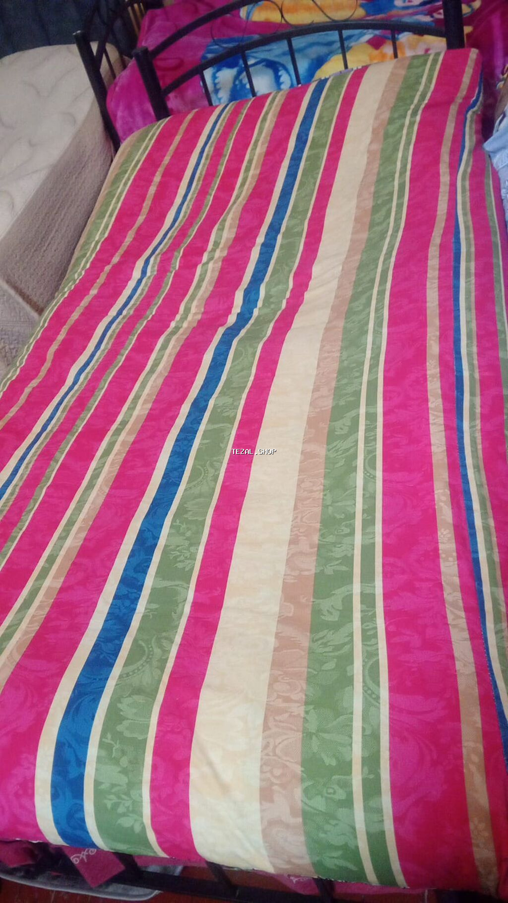 Döşək.1 ədədi 25 manata 2 ədəd mövcuddur.Çəkisi çoxdu.İçərisində artıq