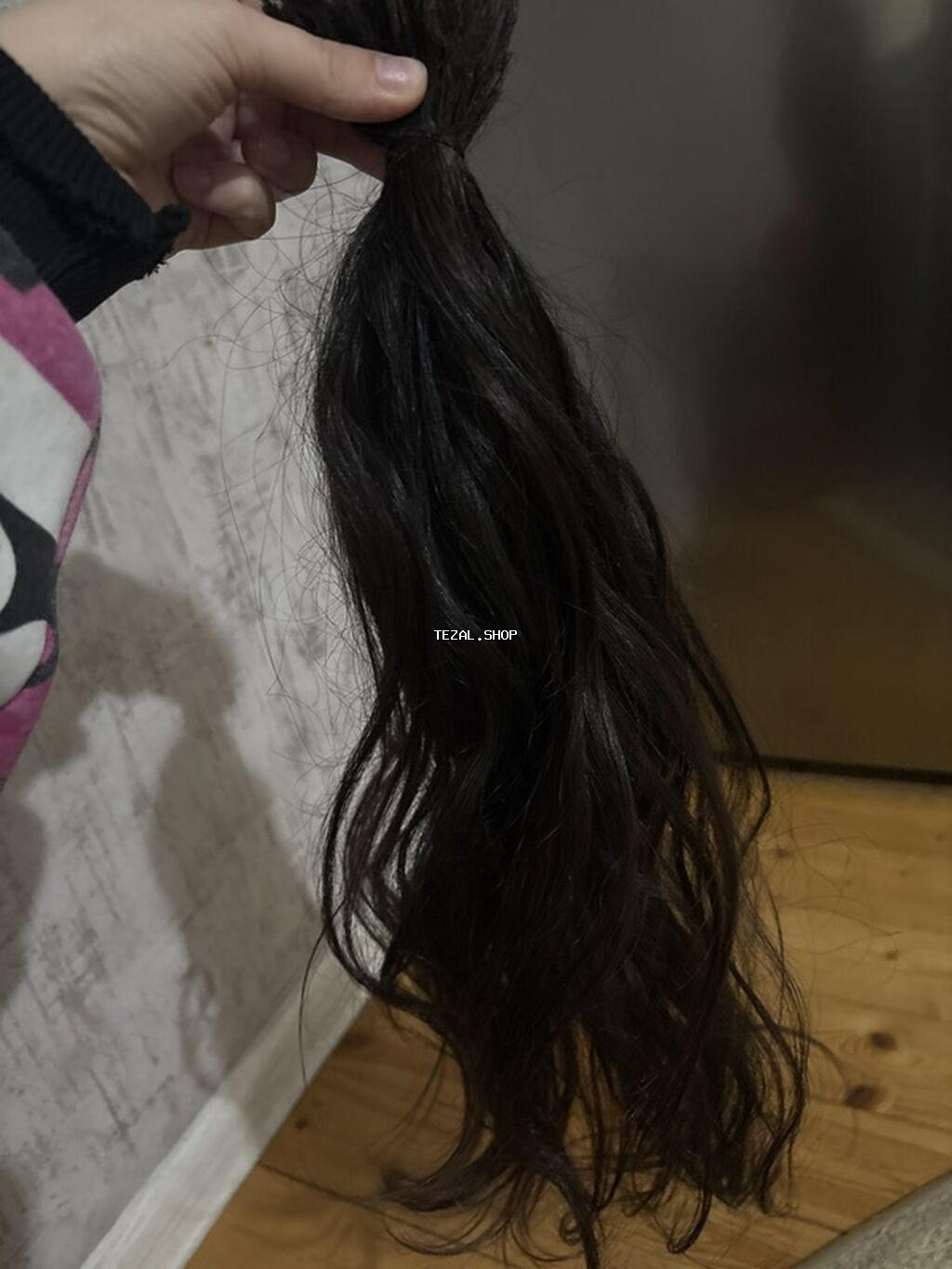 Təbii insan saçı – qara rəng, dalğalı - Növ: kəsilmiş təbii insan