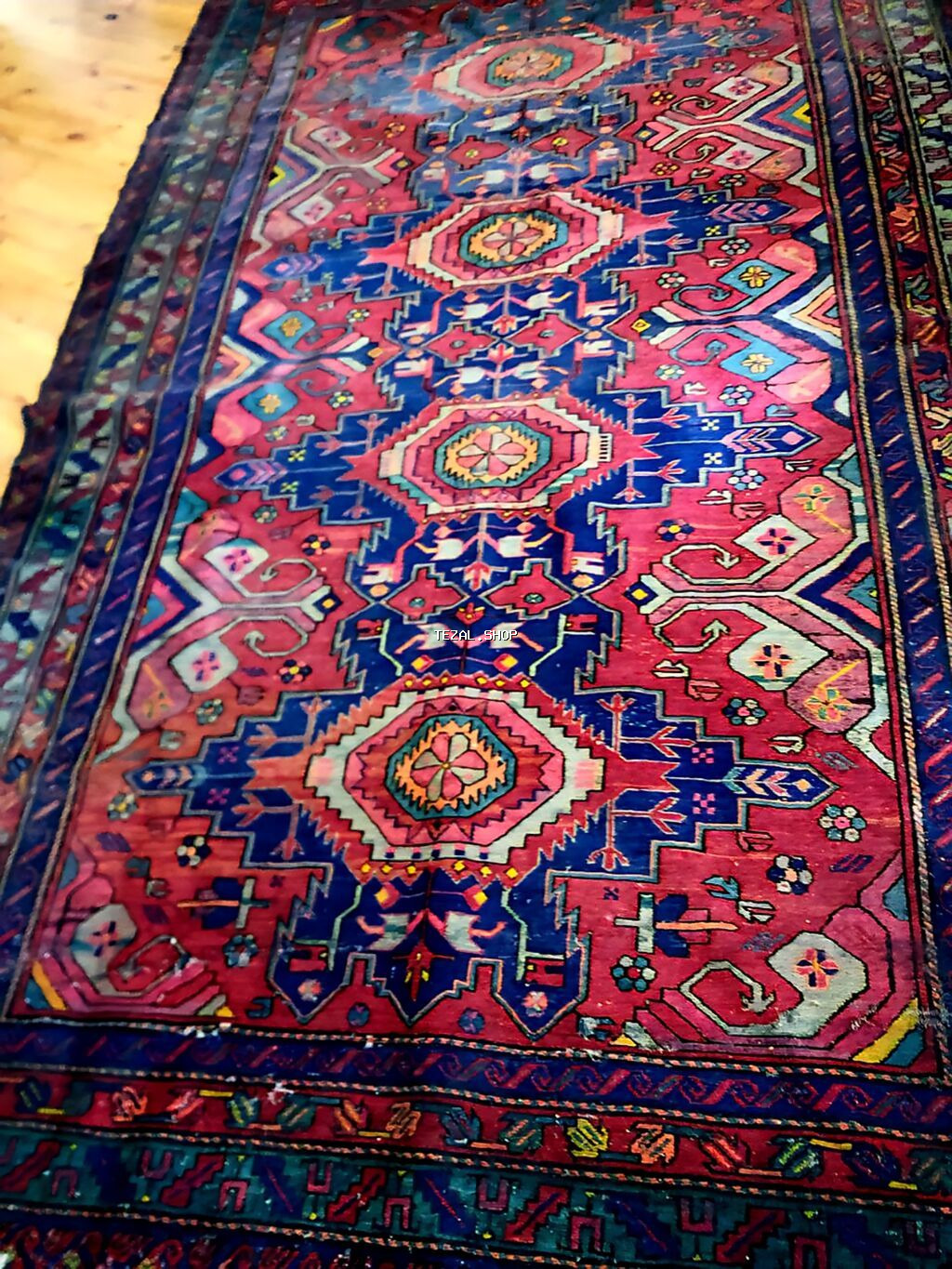 Əl toxuması oriental xalça - Naxış: mərkəzdə ardıcıl çoxbucaqlı