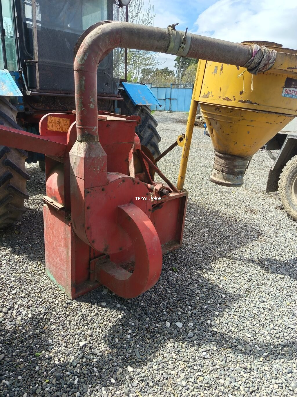 Tekyataganlı markalı traktor qoşqulu yem üyüdücü–qarışdırıcı (dane/ot