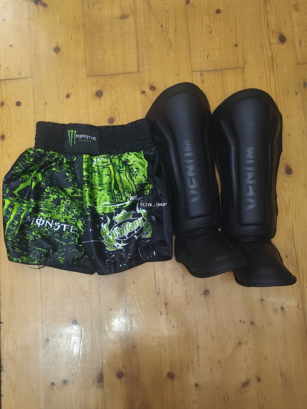 MMA/Kickboks dəsti – şort və Venum qamışqoruyucu(ayaq qoruması)