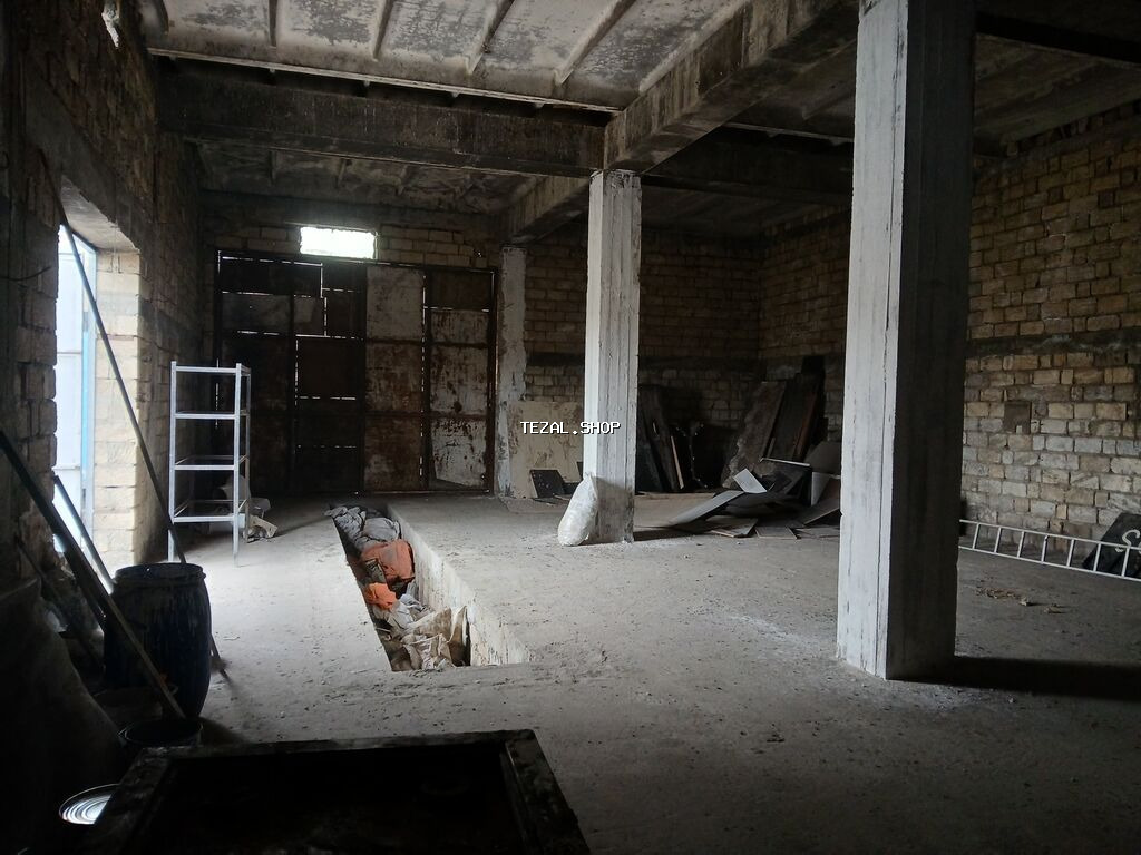 Anbar/istehsalat sahəsi – geniş və hündür tavanlı daş tikili yer anbar