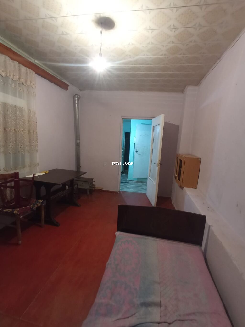 Kirayə üçün sadə, mebelli otaq - Otaq: tək nəfərlik yataq, masa, iki